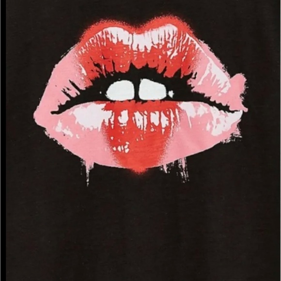 NWT TORRID Black Heart Lips Rolled Sleeve Crew Sz 2 - Picture 3 of 5